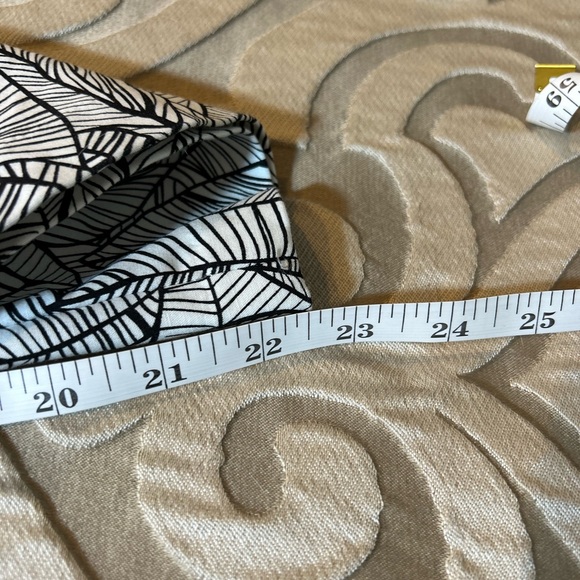 St.Tropez West Black and White Leaf Patterned Capri Pants - Picture 9 of 9